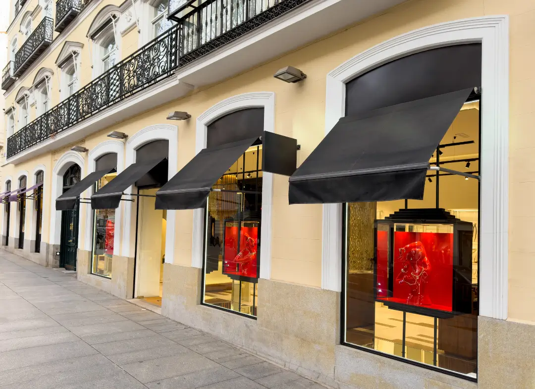 Façade vitrine de magasin en aluminium sur mesure à Avignon